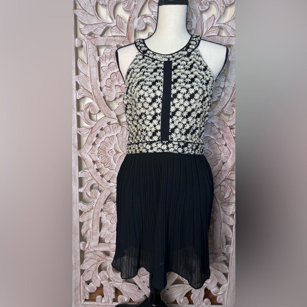 EUC Romeo + Juliet Couture Daisy Black and White Halter Dress Sz L